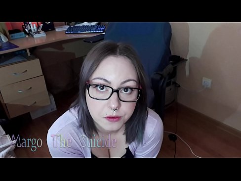 ❤️ Σέξι κορίτσι με γυαλιά πιπιλίζει Dildo βαθιά στην κάμερα ❤ Απλά πορνό ❤